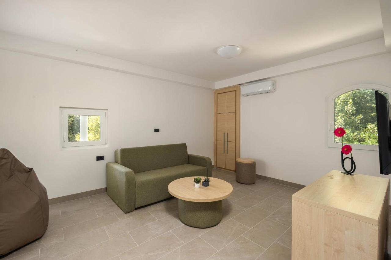 Hotel Delfin Omišalj Buitenkant foto